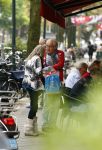 Amsterdam 24 september 2013
Youp van t Hek en Matthijs v Nieuwkerk samen op terras op de cornelis schuytstraat. Youp geeft dakloze geld