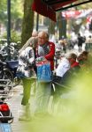 Amsterdam 24 september 2013
Youp van t Hek en Matthijs v Nieuwkerk samen op terras op de cornelis schuytstraat. Youp geeft dakloze geld