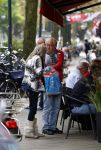 Amsterdam 24 september 2013
Youp van t Hek en Matthijs v Nieuwkerk samen op terras op de cornelis schuytstraat. Youp geeft dakloze geld
