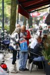 Amsterdam 24 september 2013
Youp van t Hek en Matthijs v Nieuwkerk samen op terras op de cornelis schuytstraat. Youp geeft dakloze geld