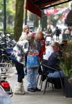 Amsterdam 24 september 2013
Youp van t Hek en Matthijs v Nieuwkerk samen op terras op de cornelis schuytstraat. Youp geeft dakloze geld