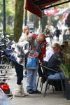 Amsterdam 24 september 2013
Youp van t Hek en Matthijs v Nieuwkerk samen op terras op de cornelis schuytstraat. Youp geeft dakloze geld