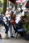 Amsterdam 24 september 2013
Youp van t Hek en Matthijs v Nieuwkerk samen op terras op de cornelis schuytstraat. Youp geeft dakloze geld