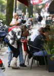 Amsterdam 24 september 2013
Youp van t Hek en Matthijs v Nieuwkerk samen op terras op de cornelis schuytstraat. Youp geeft dakloze geld