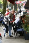 Amsterdam 24 september 2013
Youp van t Hek en Matthijs v Nieuwkerk samen op terras op de cornelis schuytstraat. Youp geeft dakloze geld