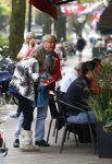 Amsterdam 24 september 2013
Youp van t Hek en Matthijs v Nieuwkerk samen op terras op de cornelis schuytstraat. Youp geeft dakloze geld