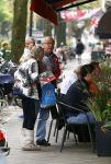 Amsterdam 24 september 2013
Youp van t Hek en Matthijs v Nieuwkerk samen op terras op de cornelis schuytstraat. Youp geeft dakloze geld