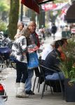Amsterdam 24 september 2013
Youp van t Hek en Matthijs v Nieuwkerk samen op terras op de cornelis schuytstraat. Youp geeft dakloze geld