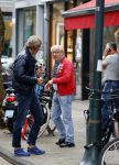 Amsterdam 24 september 2013
Youp van t Hek en Matthijs v Nieuwkerk samen op terras op de cornelis schuytstraat.