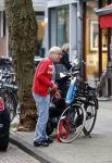 Amsterdam 24 september 2013
Youp van t Hek en Matthijs v Nieuwkerk samen op terras op de cornelis schuytstraat.