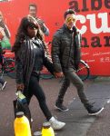 Amsterdam 21 oktober 2014
Bergit Lewis met haar nieuwe vriend op de Albert Cuyp.
Foto Rob de Lange
