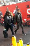 Amsterdam 21 oktober 2014
Bergit Lewis met haar nieuwe vriend op de Albert Cuyp.
Foto Rob de Lange