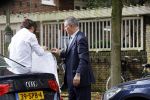 Amsterdam 16 oktober 2014
Camiel Eurlings wordt daags na zijn ontslag bij de KLM thuis gebracht door zijn prive chauffeur.