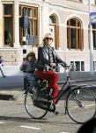 Amsterdam 7 oktober 2014
Chantal janzen met zoontje James op de fiets.