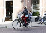 Amsterdam 7 oktober 2014
Chantal janzen met zoontje James op de fiets.