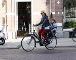 Amsterdam 7 oktober 2014
Chantal janzen met zoontje James op de fiets.