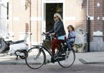 Amsterdam 7 oktober 2014
Chantal janzen met zoontje James op de fiets.