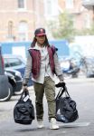 Amsterdam 7 oktober 2014
Edgar Davids met tassen op weg naar vliegveld met taxi.