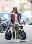 Amsterdam 7 oktober 2014
Edgar Davids met tassen op weg naar vliegveld met taxi.