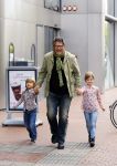 Amstelveen 5 oktober 2014
Emile Ratelband met zijn zoon Emilio en dochter Royce en vriendin Gitta bij premiere Pippi Langkous.