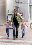 Amstelveen 5 oktober 2014
Emile Ratelband met zijn zoon Emilio en dochter Royce en vriendin Gitta bij premiere Pippi Langkous.