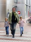 Amstelveen 5 oktober 2014
Emile Ratelband met zijn zoon Emilio en dochter Royce en vriendin Gitta bij premiere Pippi Langkous.