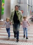 Amstelveen 5 oktober 2014
Emile Ratelband met zijn zoon Emilio en dochter Royce en vriendin Gitta bij premiere Pippi Langkous.