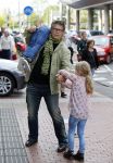 Amstelveen 5 oktober 2014
Emile Ratelband met zijn zoon Emilio en dochter Royce en vriendin Gitta bij premiere Pippi Langkous.