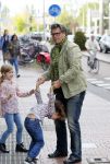 Amstelveen 5 oktober 2014
Emile Ratelband met zijn zoon Emilio en dochter Royce en vriendin Gitta bij premiere Pippi Langkous.