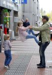 Amstelveen 5 oktober 2014
Emile Ratelband met zijn zoon Emilio en dochter Royce en vriendin Gitta bij premiere Pippi Langkous.