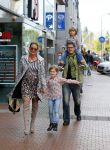 Amstelveen 5 oktober 2014
Emile Ratelband met zijn zoon Emilio en dochter Royce en vriendin Gitta bij premiere Pippi Langkous.