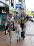 Amstelveen 5 oktober 2014
Emile Ratelband met zijn zoon Emilio en dochter Royce en vriendin Gitta bij premiere Pippi Langkous.
