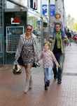 Amstelveen 5 oktober 2014
Emile Ratelband met zijn zoon Emilio en dochter Royce en vriendin Gitta bij premiere Pippi Langkous.