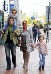 Amstelveen 5 oktober 2014
Emile Ratelband met zijn zoon Emilio en dochter Royce en vriendin Gitta bij premiere Pippi Langkous.