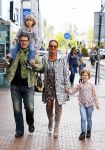 Amstelveen 5 oktober 2014
Emile Ratelband met zijn zoon Emilio en dochter Royce en vriendin Gitta bij premiere Pippi Langkous.