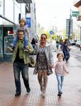 Amstelveen 5 oktober 2014
Emile Ratelband met zijn zoon Emilio en dochter Royce en vriendin Gitta bij premiere Pippi Langkous.
