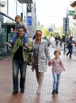 Amstelveen 5 oktober 2014
Emile Ratelband met zijn zoon Emilio en dochter Royce en vriendin Gitta bij premiere Pippi Langkous.