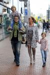 Amstelveen 5 oktober 2014
Emile Ratelband met zijn zoon Emilio en dochter Royce en vriendin Gitta bij premiere Pippi Langkous.