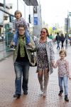 Amstelveen 5 oktober 2014
Emile Ratelband met zijn zoon Emilio en dochter Royce en vriendin Gitta bij premiere Pippi Langkous.