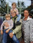 Amstelveen 5 oktober 2014
Emile Ratelband met zijn zoon Emilio en dochter Royce en vriendin Gitta bij premiere Pippi Langkous.