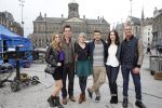 Amsterdam 30 september 2014
Kelly Kruger, Darin Brooks, Kim Matula, Scott Clifton, Ashleigh Brewer en Ferry Doedens uit de Amerikaanse soapserie The Bold and the Beautiful tijdens opnames op de dam in Amsterdam.