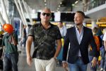 Schiphol 29 september 2014
Gordon met zijn nieuwe vriend Roelof v d Veen op schiphol voor vertrek naar Dubai voor opnames Goor en Geer met Gerard Joling.
