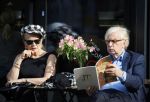 Amsterdam 4 oktober 2014
Henk v d Meijden en zijn vrouw Monica Strotman op terras in amstetrdam zuid.