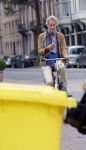 Amsterdam 23 september 2014
Jeroen Pauw op de fiets in Amsterdam zuid continu kijkend op zijn mobiel.