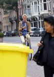 Amsterdam 23 september 2014
Jeroen Pauw op de fiets in Amsterdam zuid continu kijkend op zijn mobiel.