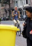 Amsterdam 23 september 2014
Jeroen Pauw op de fiets in Amsterdam zuid continu kijkend op zijn mobiel.