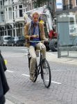 Amsterdam 23 september 2014
Jeroen Pauw op de fiets in Amsterdam zuid continu kijkend op zijn mobiel.
