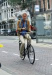 Amsterdam 23 september 2014
Jeroen Pauw op de fiets in Amsterdam zuid continu kijkend op zijn mobiel.