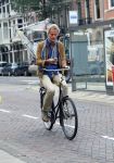 Amsterdam 23 september 2014
Jeroen Pauw op de fiets in Amsterdam zuid continu kijkend op zijn mobiel.