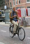 Amsterdam 23 september 2014
Jeroen Pauw op de fiets in Amsterdam zuid continu kijkend op zijn mobiel.